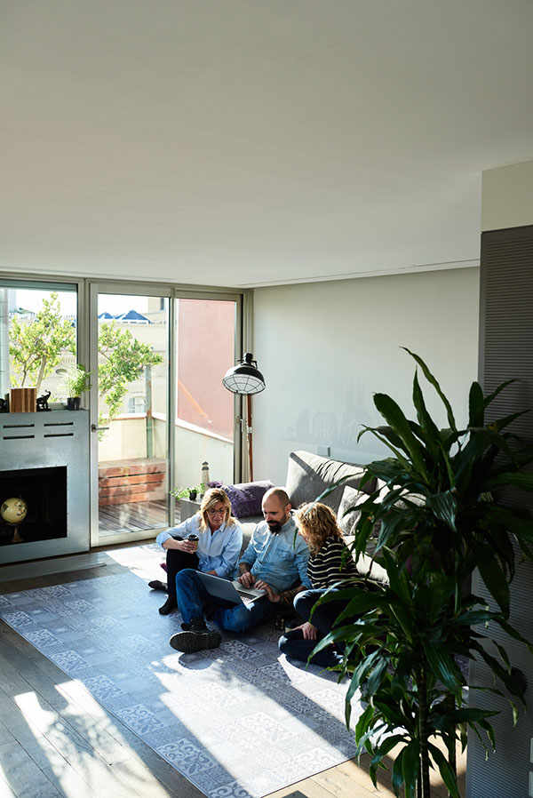 Family making funeral arrangements using Earth's online funeral services